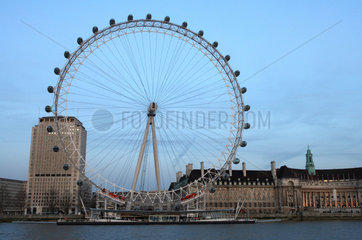 London - Das weltgroesste Riesenrad London Eye am Abend