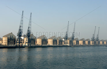 London- Wohnhaeuser am Ufer der Docklands im Osten Londons
