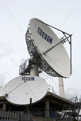 London - Parabolantennen der BBC mit dem Firmenlogo