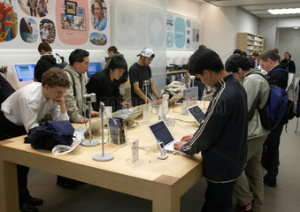 London - Kunden im Apple Store