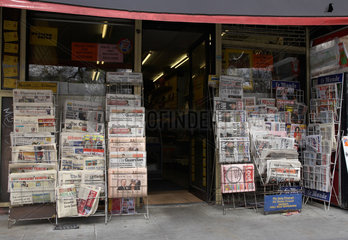 London - Grosses Zeitungsangebot vor einem Kiosk