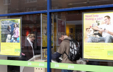 London - Stellensuchende Menschen in einem Jobcentreplus