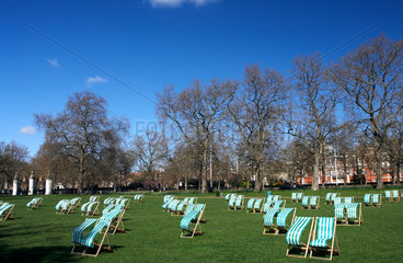 London - Sonnenstuehle im St. James's Park