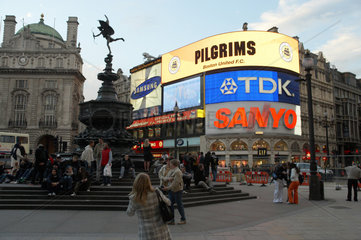 London - Der belebte Piccadilly Circus am fruehen Abend