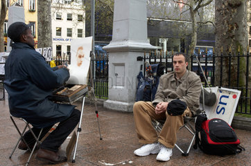London - Strassenkuenstler portraitiert einen jungen Mann