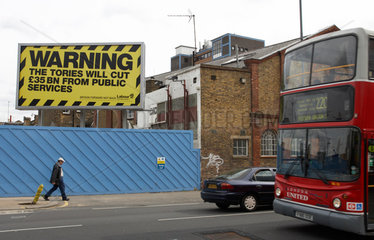 London - Wahlplakat der Labour Party an einer Strasse