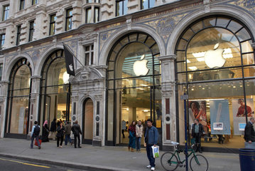 London - Apple Store in der Regent Street am Abend
