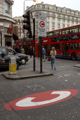 London - Zeichen fuer die Citymaut auf der Fahrbahn