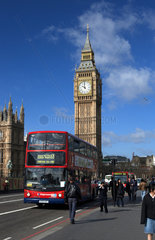 London - Big Ben und Menschen auf der Westminsterbridge