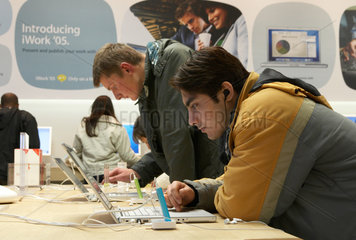 London - Kunden im Apple Store