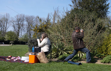London - Ein Paar am Sonntag im Queen Mary's Park