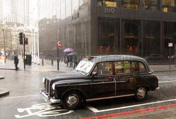 London - Taxi an einer Kreuzung bei einem Hagelschauer