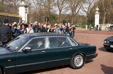 London - Queen Elizabeth II. im Wagen vor dem Buckingham Palace