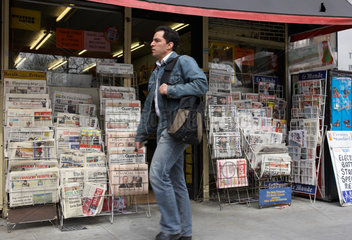 London - Grosses Zeitungsangebot vor einem Kiosk
