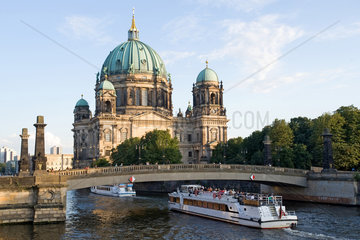 Berlin  Deutschland  Touristenbootee auf der Spree passieren den Berliner Dom