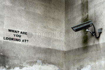 London - Ueberwachungskamera mit Fokus auf ein Graffiti