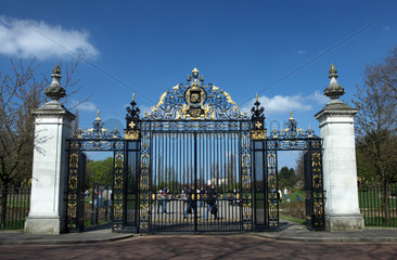 London - Eingangsportal zu den Queen Mary's Gardens