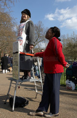 London - Rednerin an der Speaker's Corner im Hyde Park