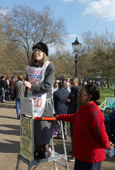 London - Rednerin an der Speaker's Corner im Hyde Park