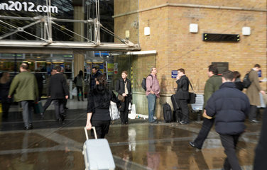 London - Pendler stroemen zum Bahnhof Liverpool Street
