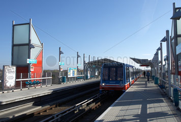 London - Station der Dockland Light Railway mit Zug