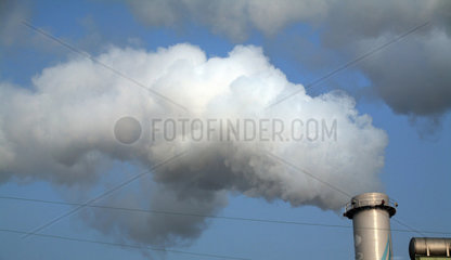 Symbolfoto  rauchender Fabrikschornstein