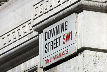 London - Strassenschild der Downing Street