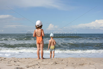 Daenemark  Junge und Maedchen am Strand