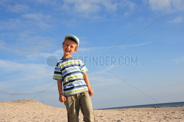 Daenemark  Junge am Strand freut sich
