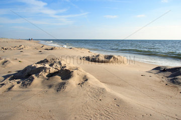 Daenemark  Strand mit ueberspuelten Sandburgen
