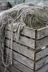 Daenemark  alte Fischernetze in einer Holzkiste