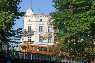 Berlin  U-Bahn und Altbau am Schlesischen Tor