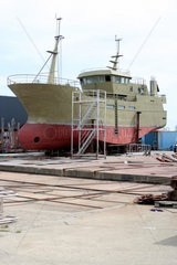 Daenemark  Fischerboot liegt auf der Werft