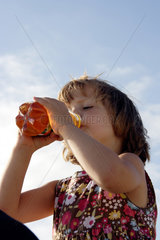 Daenemark  Maedchen trinkt aus Saftflasche