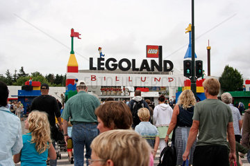 Daenemark  Kinder und Erwachsene auf dem Weg ins Legoland