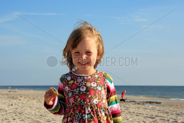 Daenemark  Maedchen am Strand freut sich