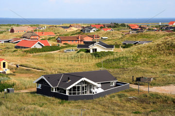 Daenemark  Siedlung mit Ferienhaeusern