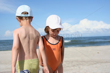 Daenemark  Junge und Maedchen am Strand