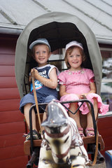 Daenemark  Junge und Maedchen sitzen in einer Kutsche