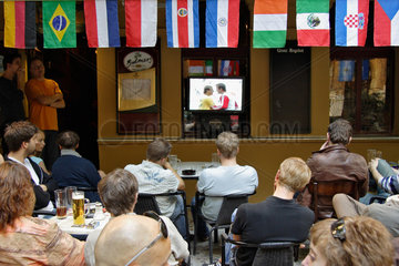 Berlin  Fussballfans sehen im Restaurant Fussballuebertragung