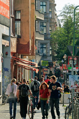 Berlin  junge Leute in der Falckensteinstrasse