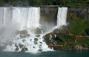 Niagara Falls - American Falls und Bridalveil Falls der Niagara Faelle