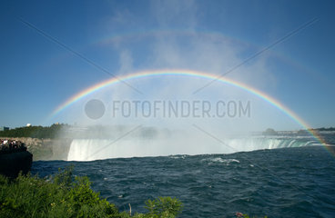 Niagara Falls - Ein Regenbogen spannt sich ueber die Niagarafaelle