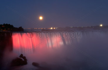 Niagara Falls - Die Horseshoe Falls beleuchtet bei Nacht mit Vollmond