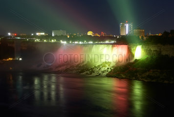 Niagara Falls - Die American Falls beleuchtet bei Nacht