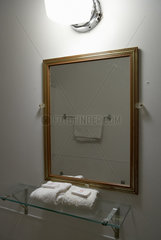 Spartanische Badausstattung mit Spiegel und Ablage