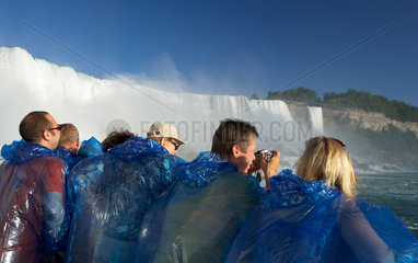 Niagara Falls - Touristen an Bord einer Maid of the Mist