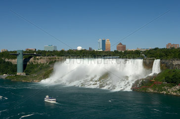 Niagara Falls - Blick ueber den Niagara River zu den American Falls