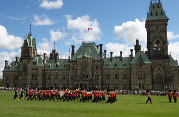 Ottawa - Koenigliche Wachwechsel am Parliament Hill