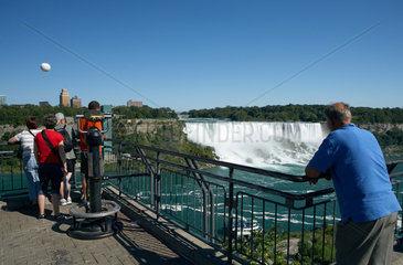 Niagara Falls - Blick von einer Aussichtsplattform auf die American Falls